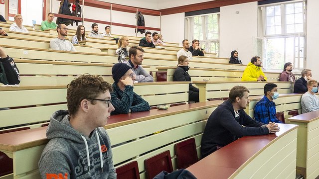 Leading Self-Directed Teams: Striking a Balance Between Structure and Freedom in Higher Education